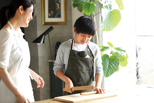 ごぼうをめん棒でたたく