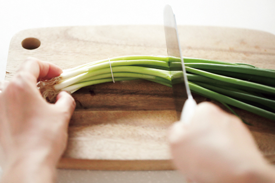 ねぎの根をカットして、再生野菜をはじめようとするシーン