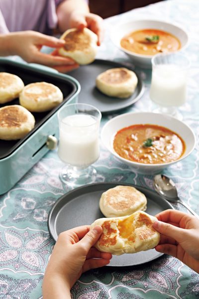 カレーとチーズナン、ラッシーの食卓