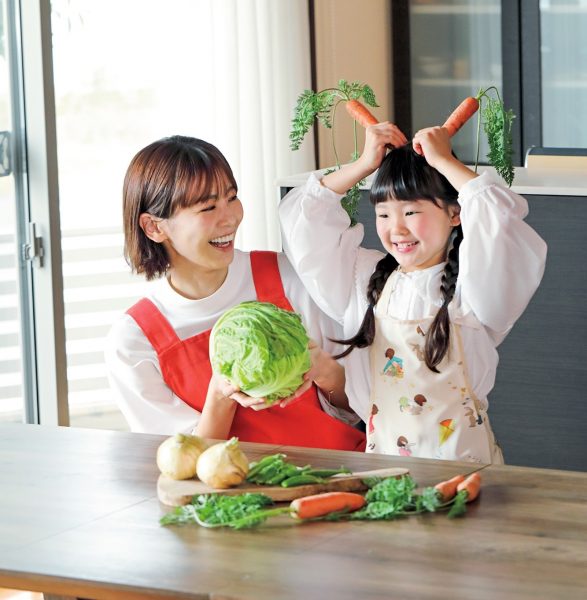 野菜と遊ぶ中村明花さん親子
