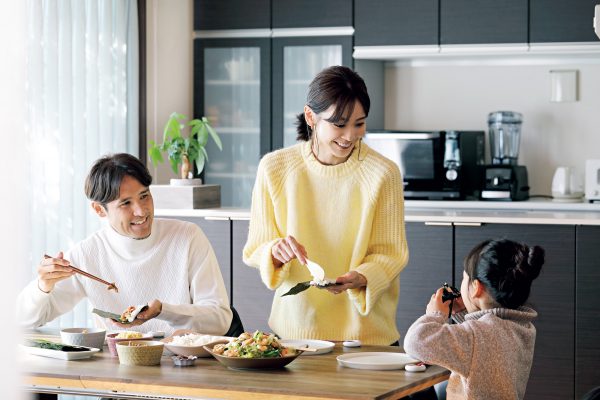 食卓を囲む、中村明花さんと細貝萌さんご家族