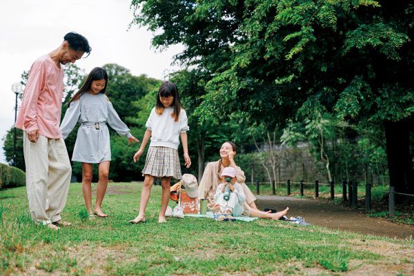 Mart WEEKENDER米澤可奈子さん親子　アーシングをしているところ