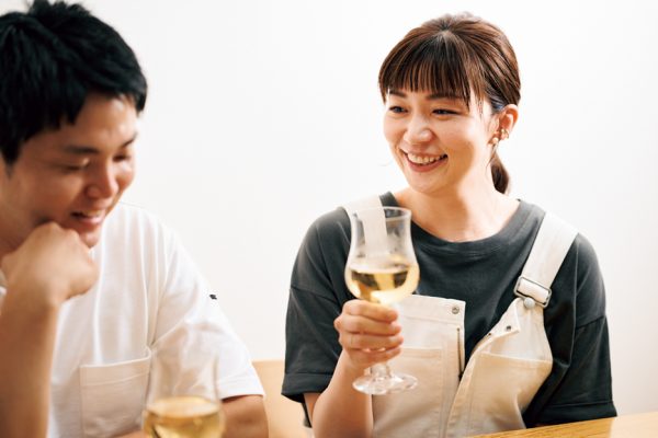 お酒を飲む森シェフ夫婦