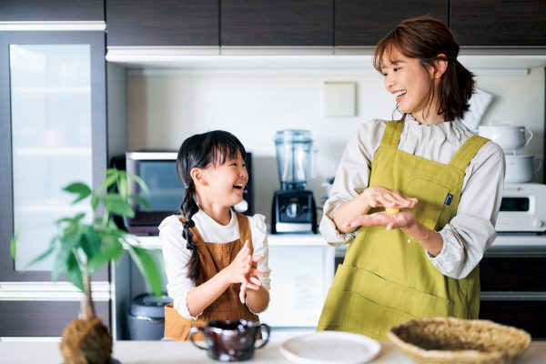 中村明花さんと娘が料理中