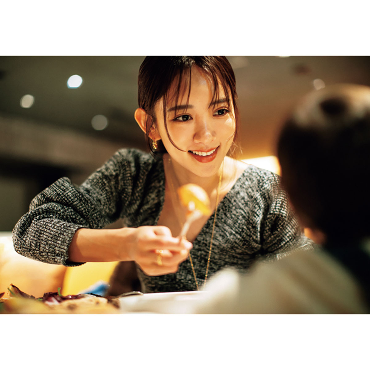 子どもにご飯をあげる夏菜さん