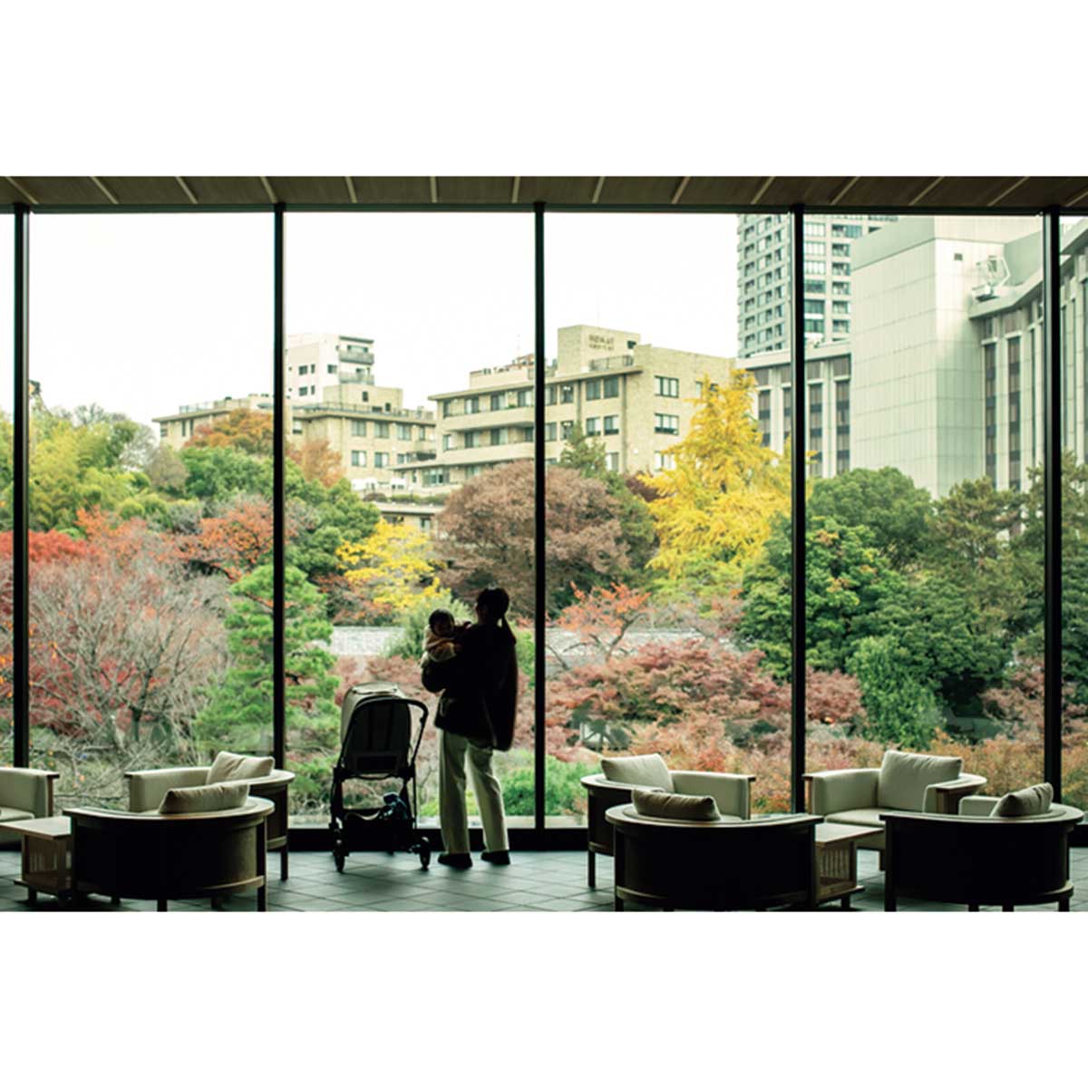 開放感あふれる八芳園のロビー