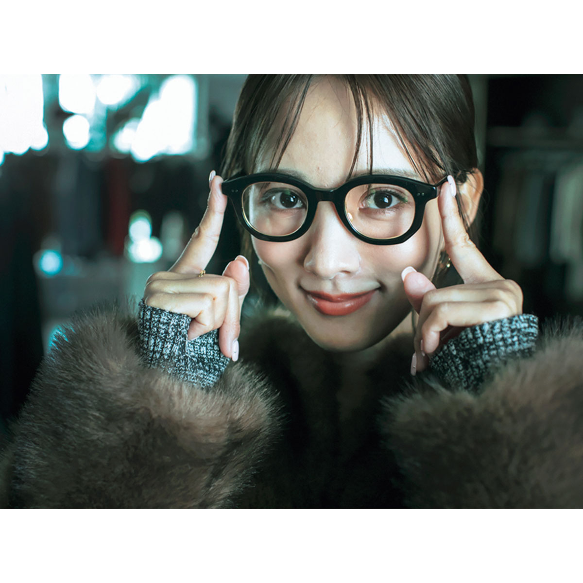 BIOTOPでメガネを試着する夏菜さん