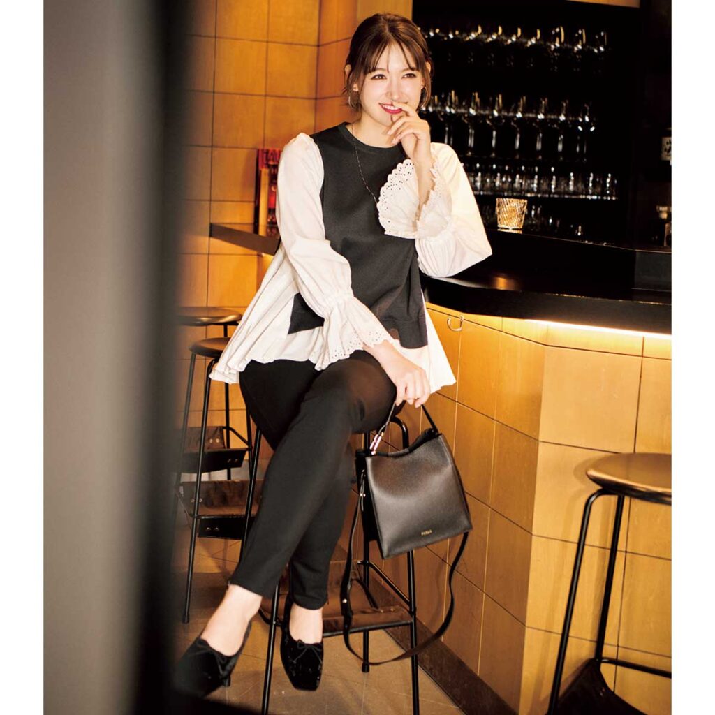 レース袖トップスとパンツのモノトーンコーデ