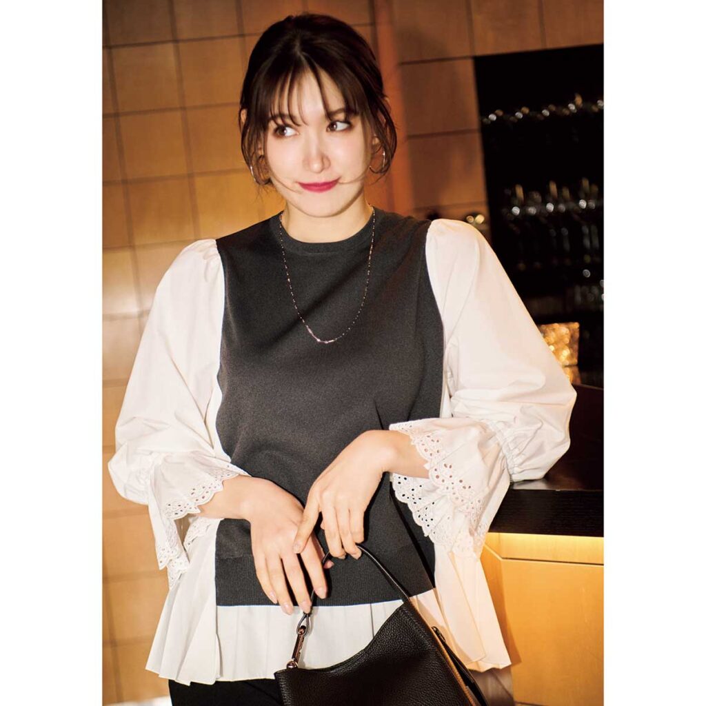 レース袖トップスとパンツのモノトーンコーデ