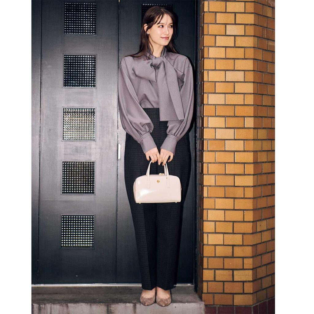 ボウタイブラウスとパンツのコーデ