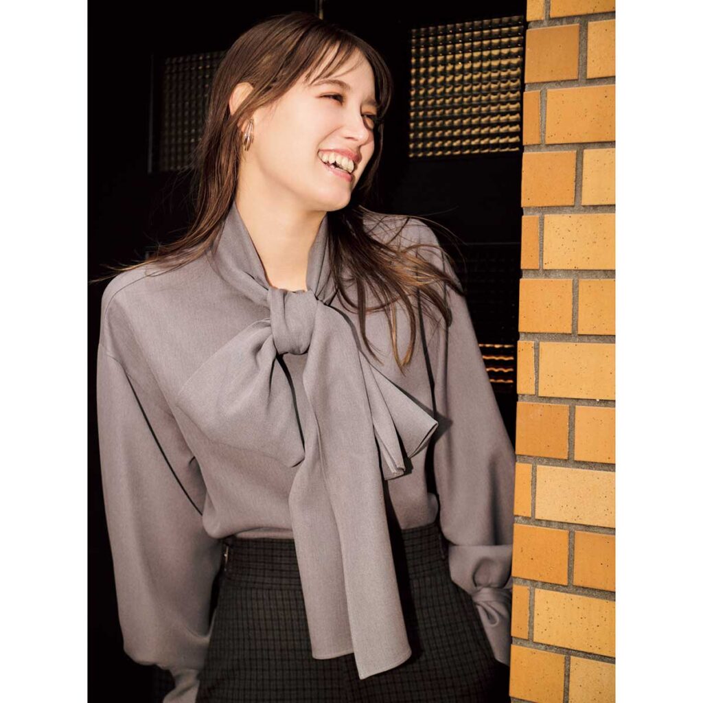 ボウタイブラウスとパンツのコーデ