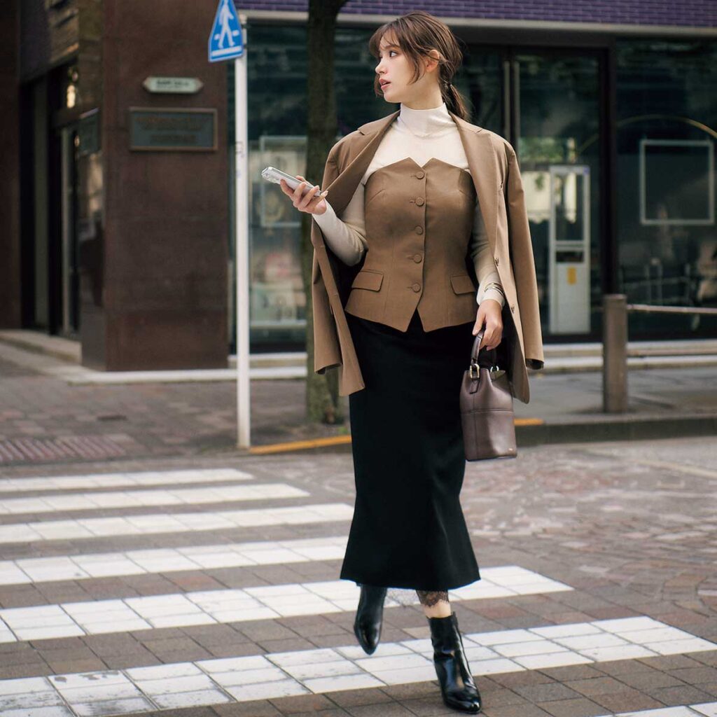 ベージュのビスチェとジャケットのコーデ