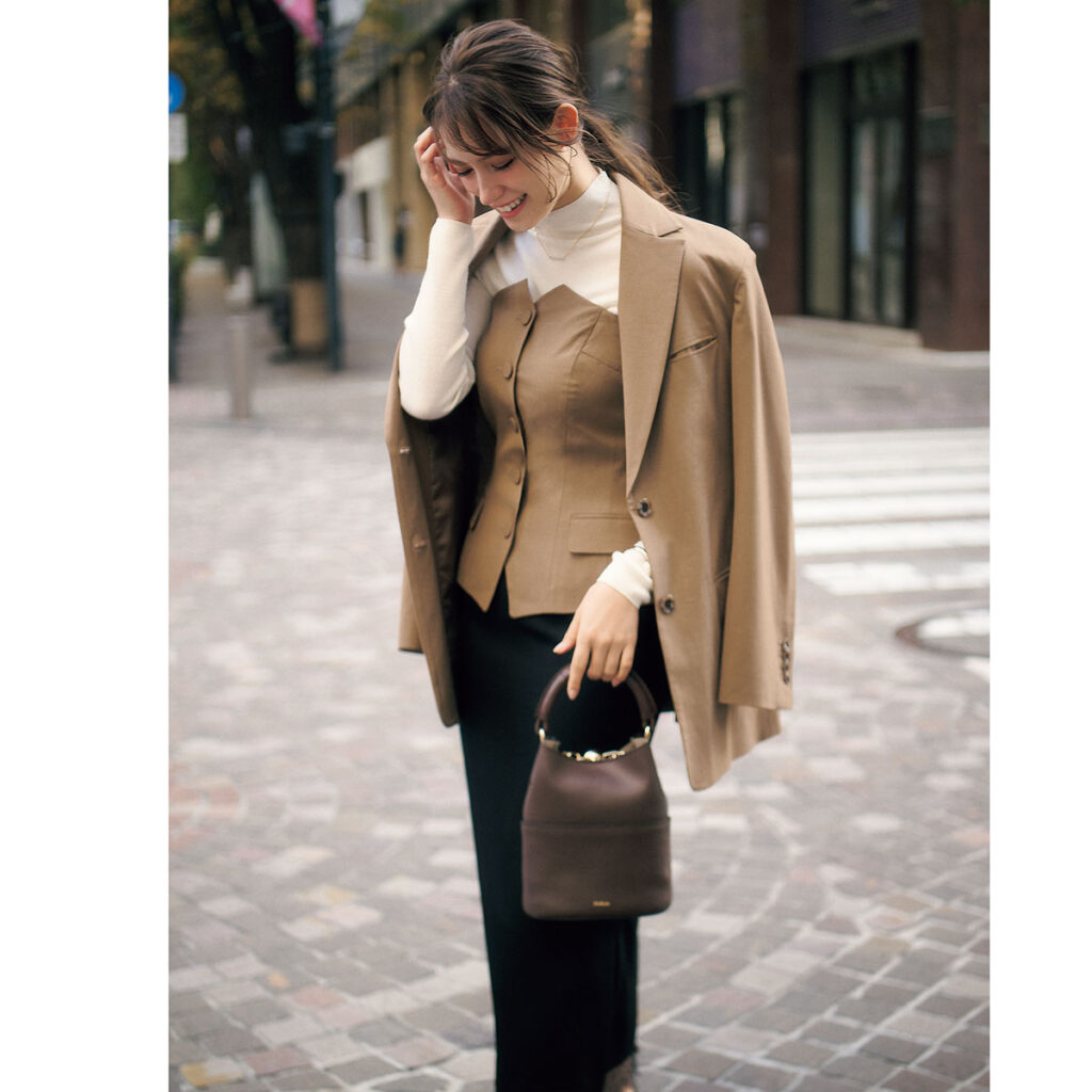 ベージュのビスチェとジャケットのコーデ