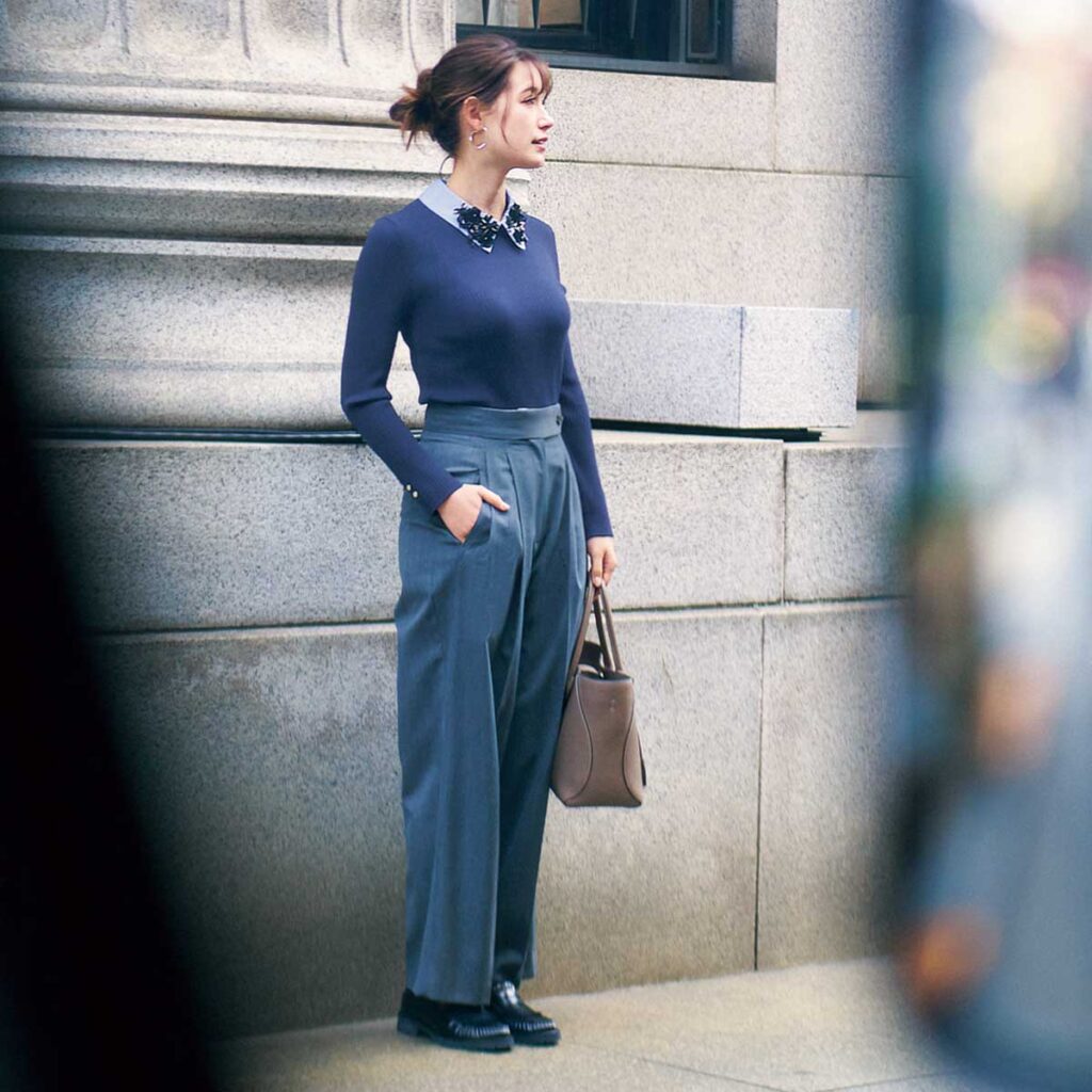 襟元デザインのニットとパンツのコーデ