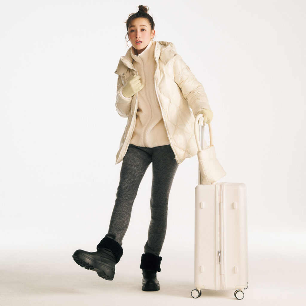 ニットレギンスに白のダウンコートのコーデ