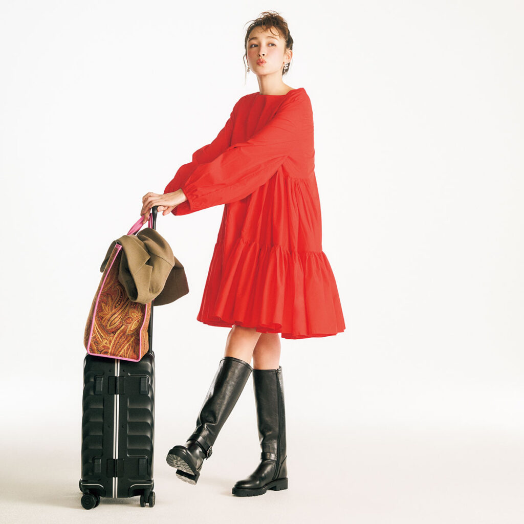 赤のティアードワンピに黒ロングブーツのコーデ