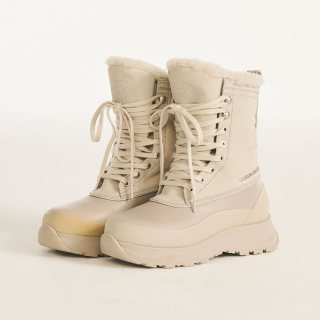 レースアップデザインのホワイトスノーブーツ