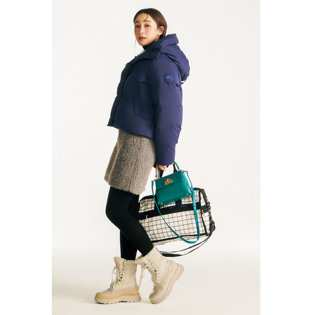 ショート丈ダウンとミニスカートとスノーブーツのコーデ