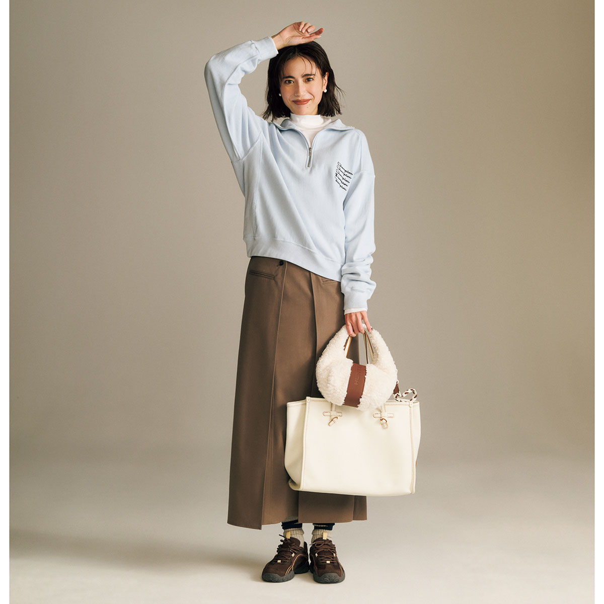 ハーフジップスウェットとブラウンのスリット入りスカートのコーデ