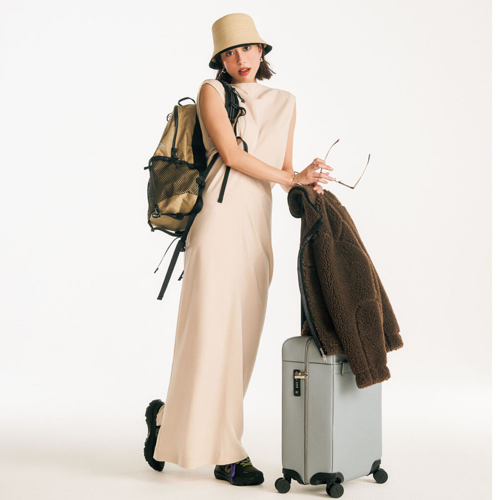 ニュアンスマキシワンピにリュックの旅コーデ