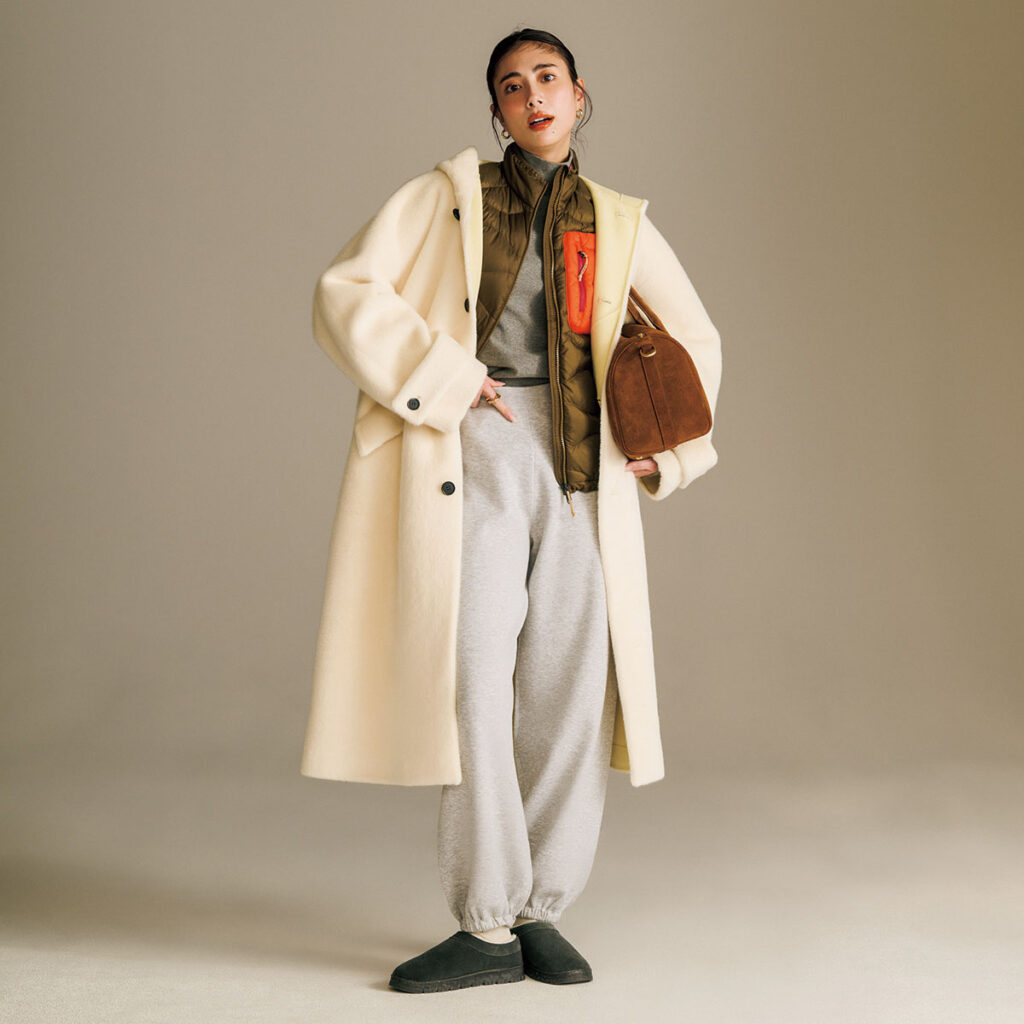 ニットパンツにキレイ色コートのコーデ,温泉旅行コーデ