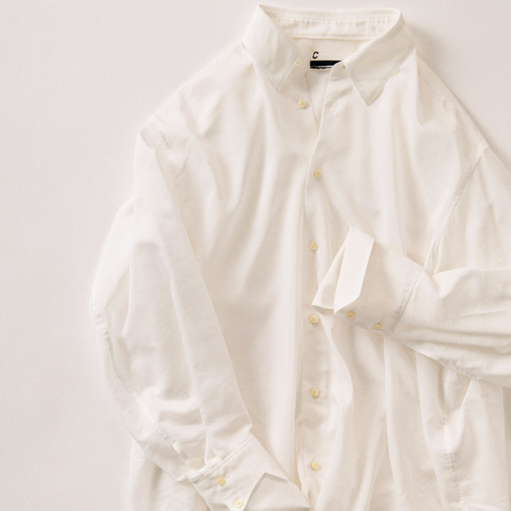 シアー素材の白シャツ
