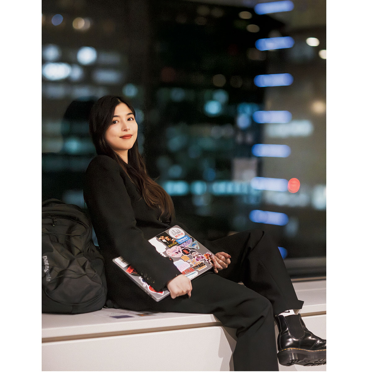 黒のジャケパンセットアップのコーデ