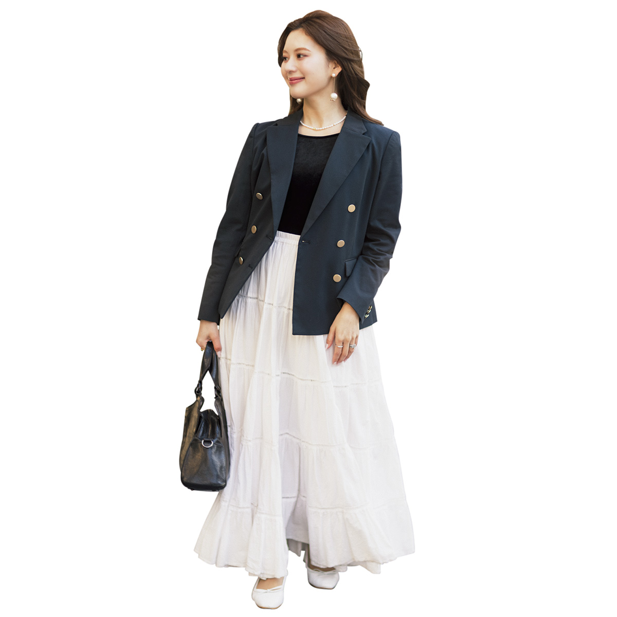 紺ブレに白スカートのコーデ