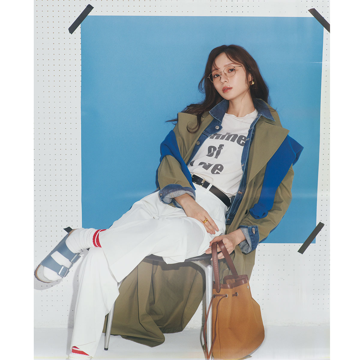 白のタックワイドパンツにラインソックスとスポサンのコーデ