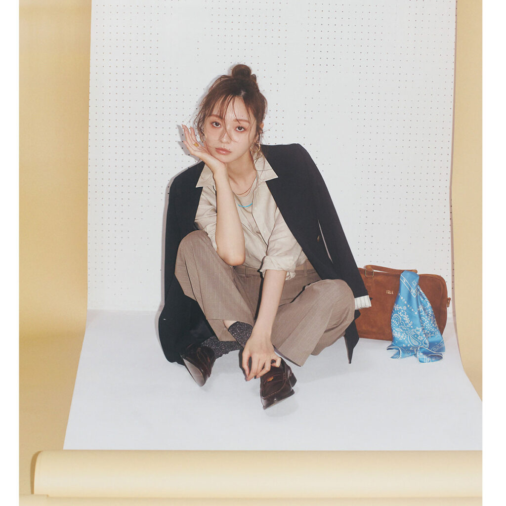 ニュアンスカラーのワントーントラッドコーデ,ユニクロタックワイドパンツのコーデ