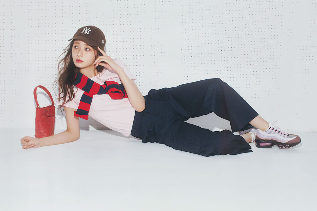 ユニクロのタックワイドパンツとハイテクスニーカーのコーデ