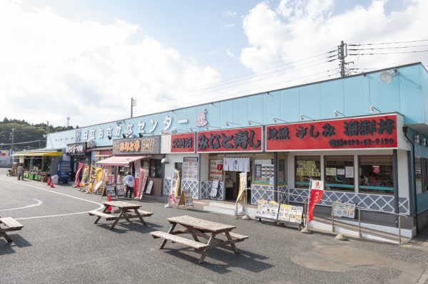 レストランも立ち並ぶ