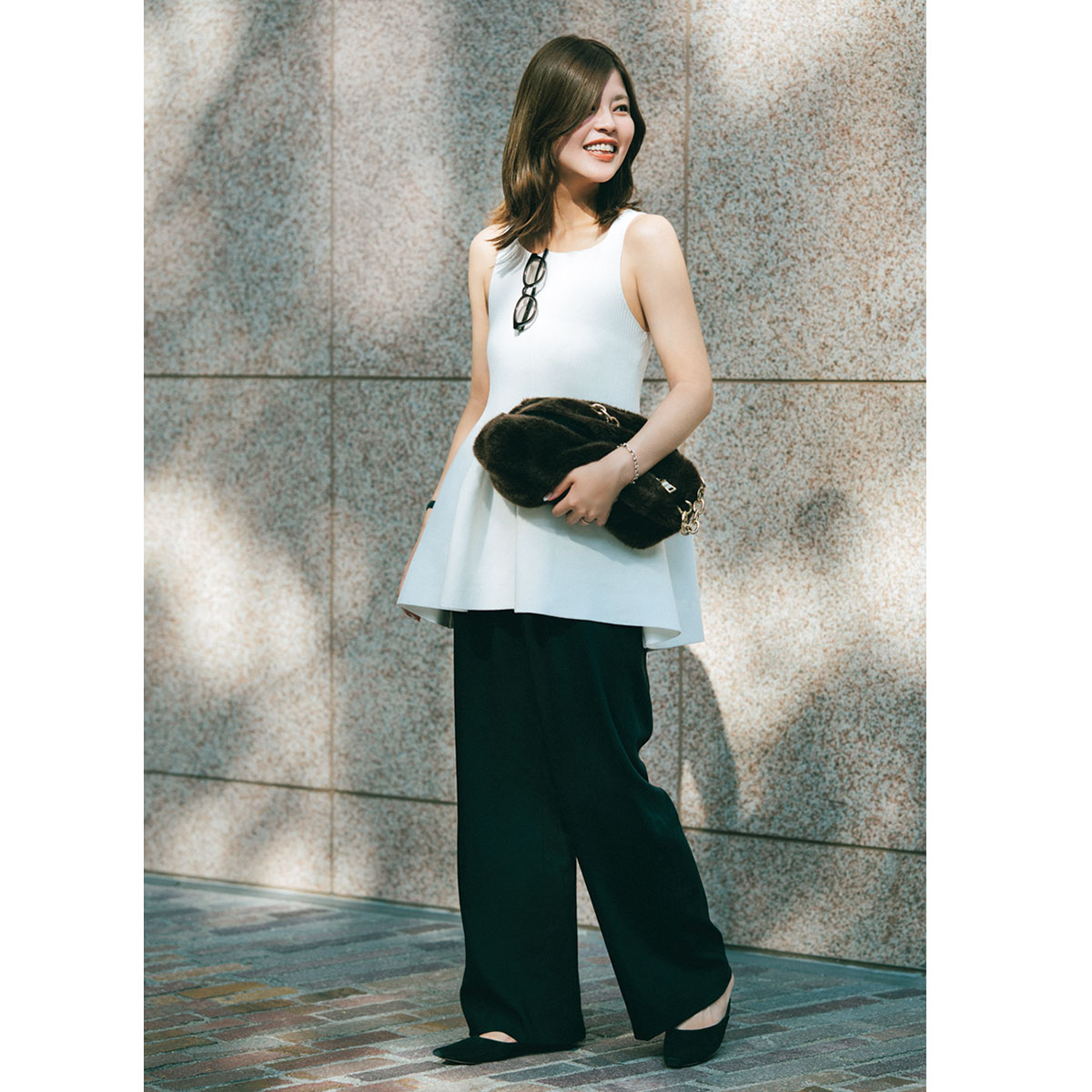 ペプラムトップスとワイドパンツのキレイめモノトーンコーデ
