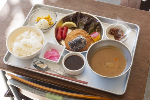 里山食堂の保田小給食