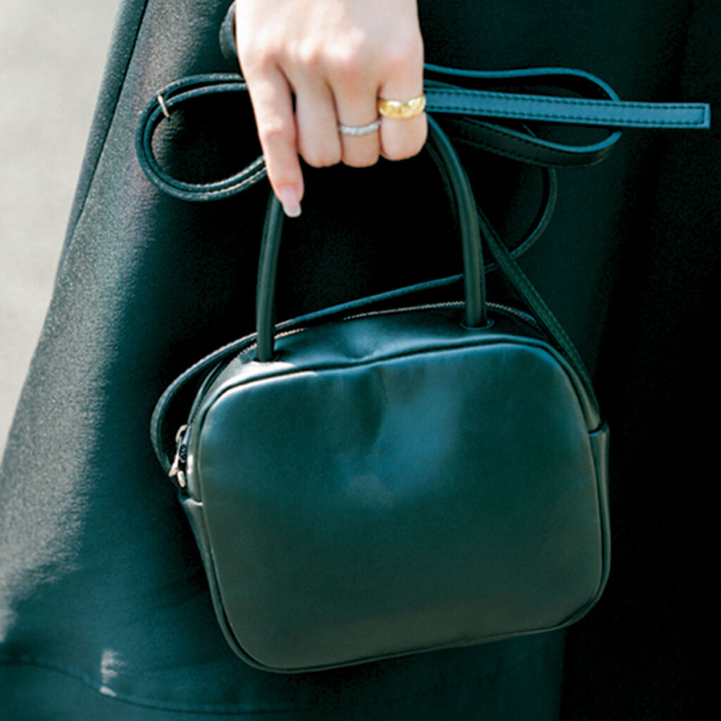 黒のミニバッグ