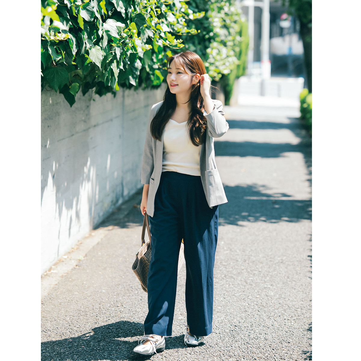 グレージャケットにゆるパンツのコーデ