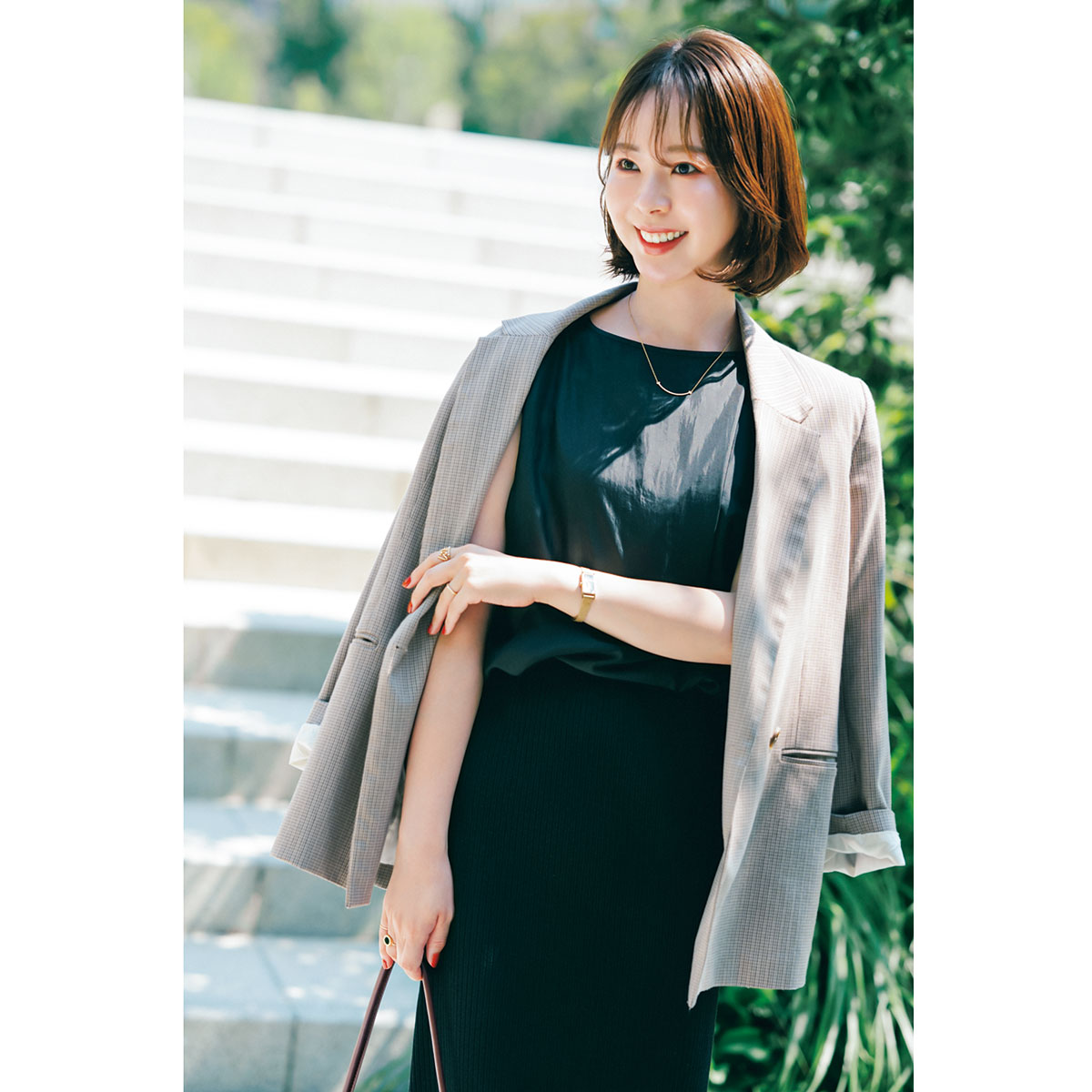 モノトーンにジャケットの肩掛けコーデ