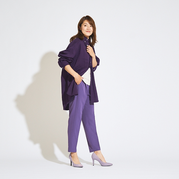 M’ｓツイルオーバーサイズシャツ（Ｌ）￥1,990　8月上旬発売 Wストレッチテーパードパンツ　PURPLE￥1,990 Wマシュマロハイヒールパンプス　LIGHT PURPLE　￥2,490を着ている様子