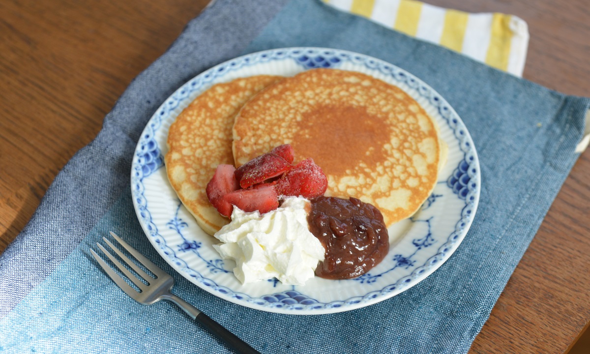 いちごあんバターを添えたパンケーキ