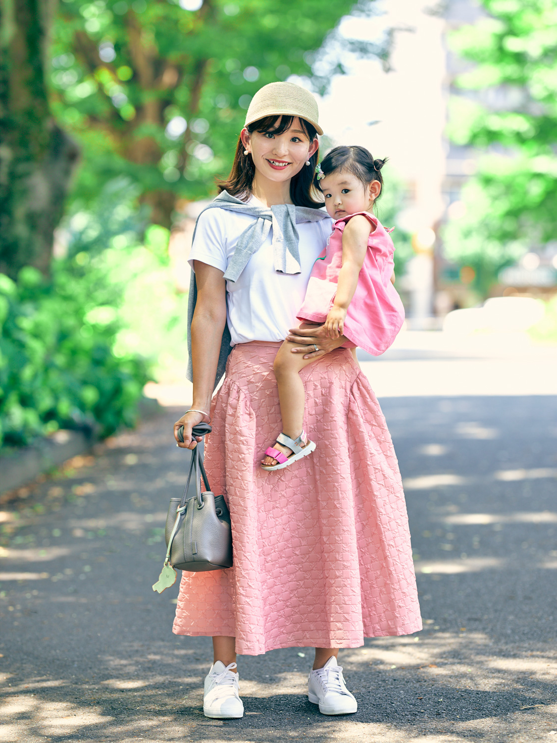 ユニクロ（UNIQLO）の白Tシャツ×カーデにピンクスカートの夏の公園コーデ。