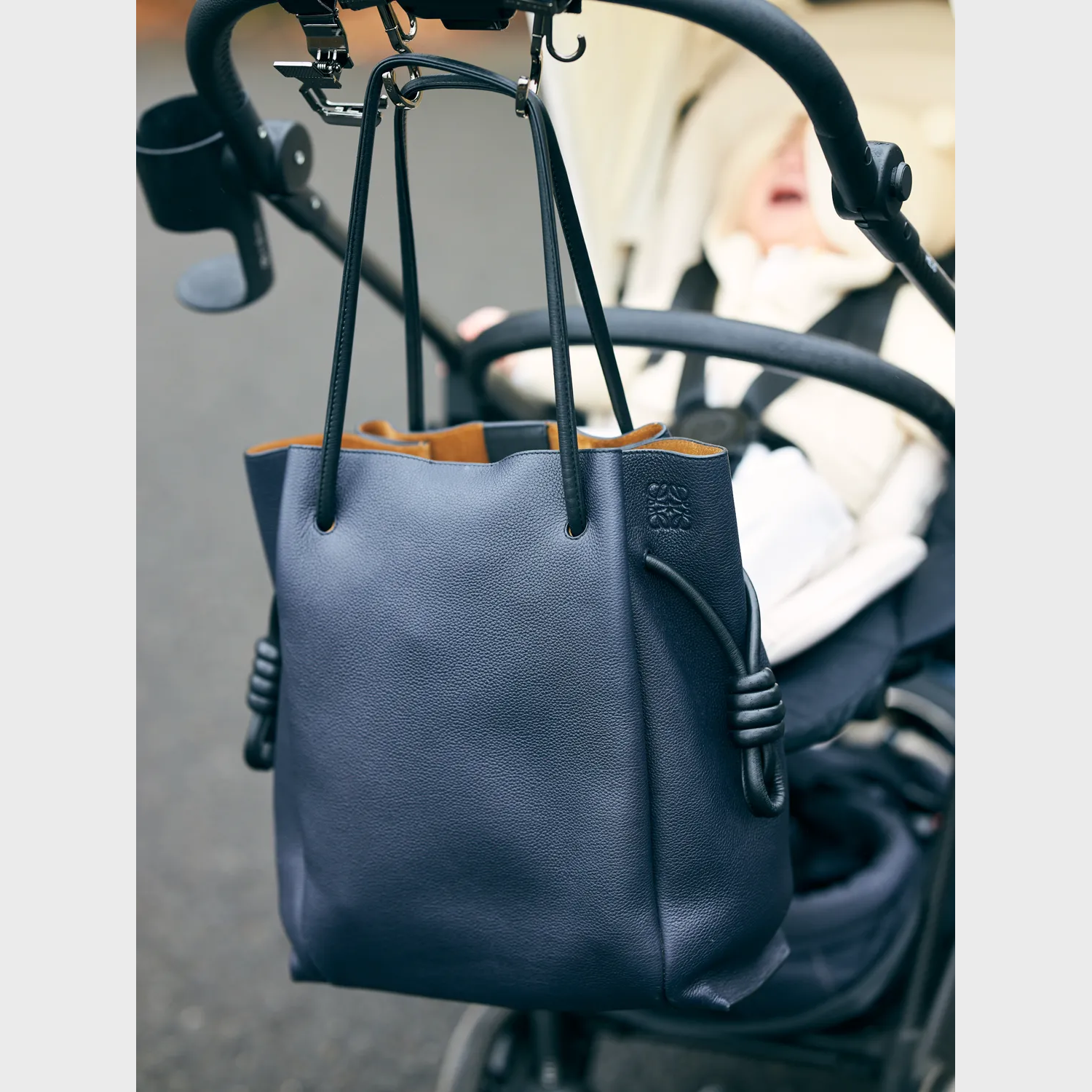 ロエベのトートバッグを愛用中の小野さんの写真