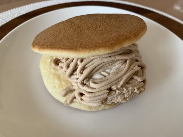 どら焼きモンブランをパッケージから出したところ