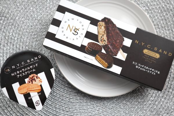 「N.Y.キャラメルサンドアイスクリーム」と「N.Y.リッチスカッチサンド＆Ｗチョコレートアイス」