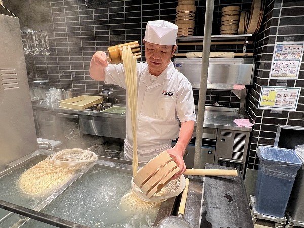 茹でた麺を釜からすくいあげる丸亀製麺の「釜抜き麺」