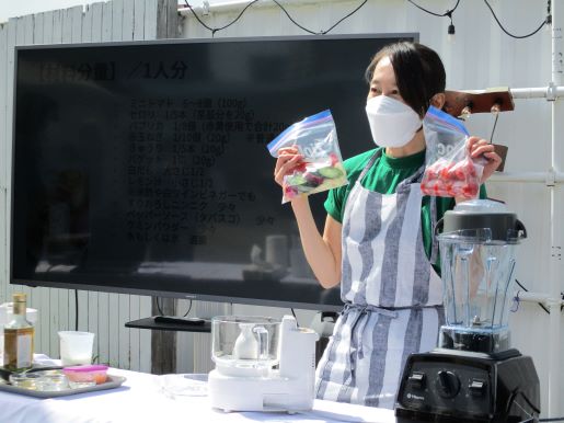 料理研究家が食材を紹介している様子