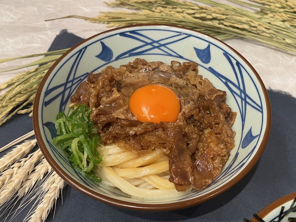 丸亀製麺の「焼きたて牛すき釜玉うどん」