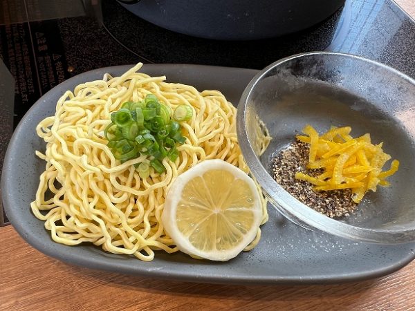 しゃぶしゃぶ温野菜の「塩レモン鍋」のシメのラーメン