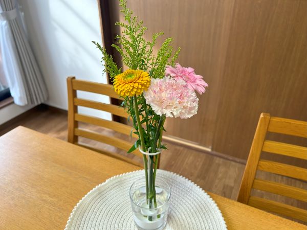 カインズ「フラポ」を使って切り花を生けた図