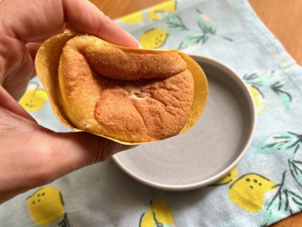 シフォンケーキを手で持つ、つぶれそうなやわらかさ。