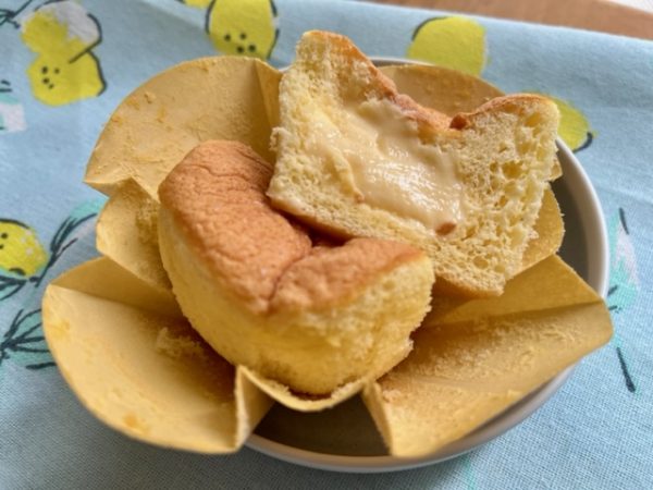 シフォンケーキを半分に割っている様子。